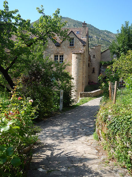 Promenade dans le village de Saint-Chély-du-Tarn