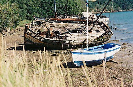 Cimetière de bateaux sur la Rance à Quelmer