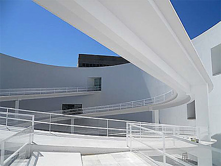 L'éblouissant escalier du musée de la Mémoire d'Andalousie, Grenade