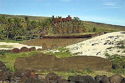 Moais Ahu Nau Nau avec Moai couché