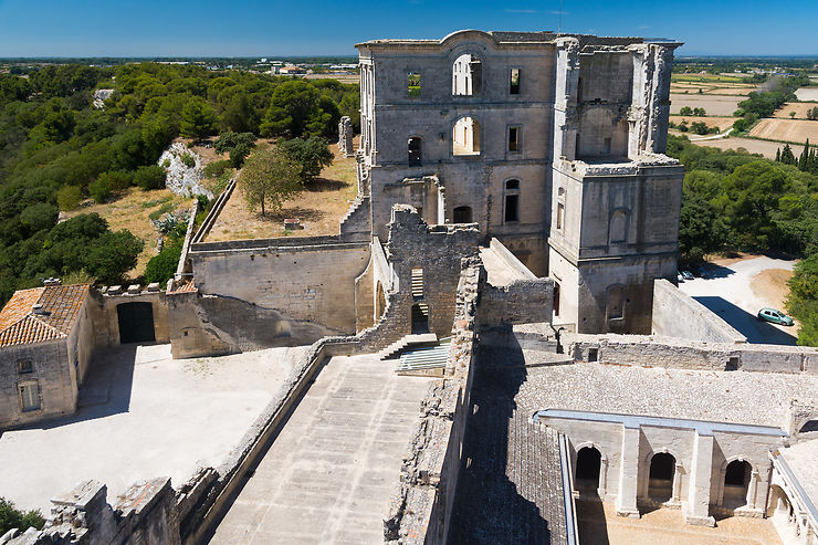 L’abbaye de Montmajour, bijou de l’art roman provençal