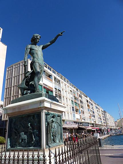 Statue sur le port 