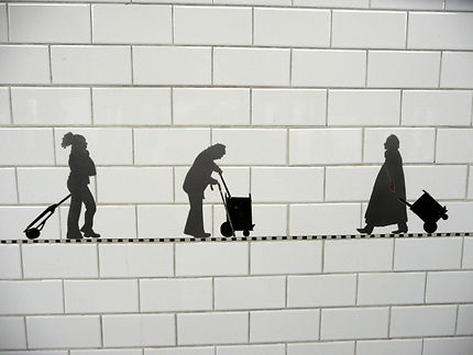 Les usagers du métro sur les murs du métro