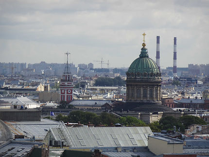 Plein de toits différents à Saint-Pétersbourg