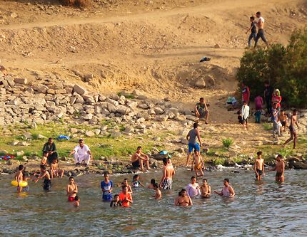 Enfants dans l'eau du Nil