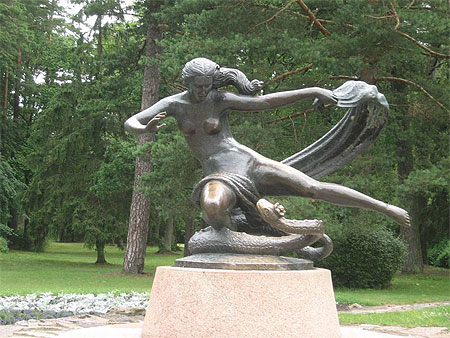 Statue d'Egle dans le parc de Palanga Statue d'Egle dans le parc de Palanga