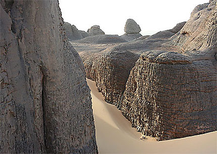 Algérie - Hoggar - Tin Akacheker - Impression qu'une rivière de sable coule au milieu des rochers
