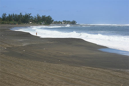 Belle plage de sable noir