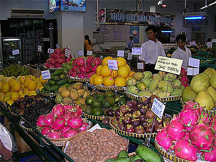 Fruits colorés au supermarché de Cantho