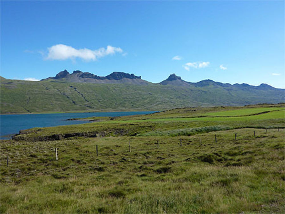 Berurfjordur depuis la rive sud