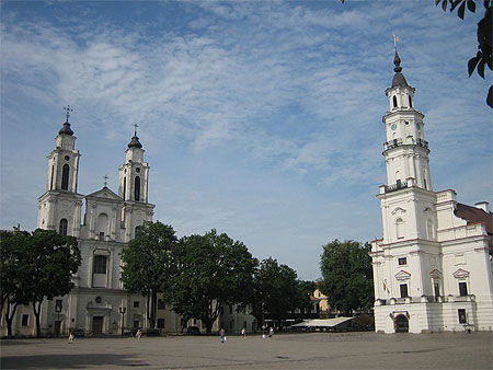 Grande place de Kaunas avec l'Hôtel de ville