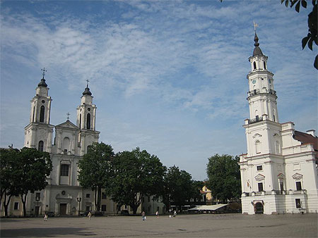 Grande place de Kaunas avec l'Hôtel de ville Grande place de Kaunas avec l'Hôtel de ville