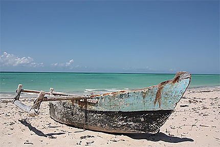 Dhow sur la plage de Murrébué