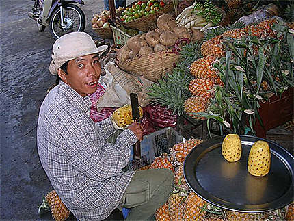 Vendeur d'ananas au marché de Cantho