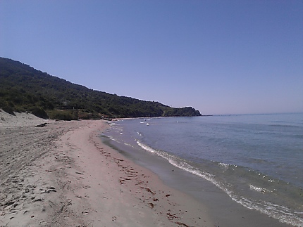Une des plages vierges et désertes d'Albanie