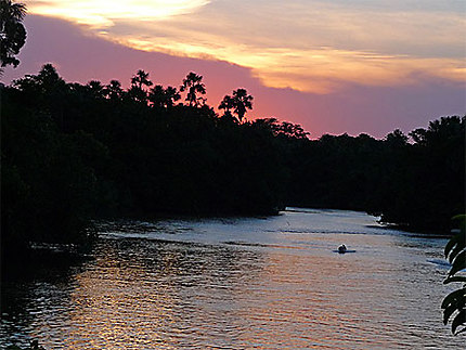 Crépuscule sur l'Amazone