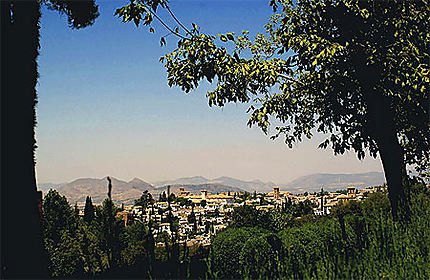 Aperçu sur l'Albaycin à travers les jardins de l'Alhambra