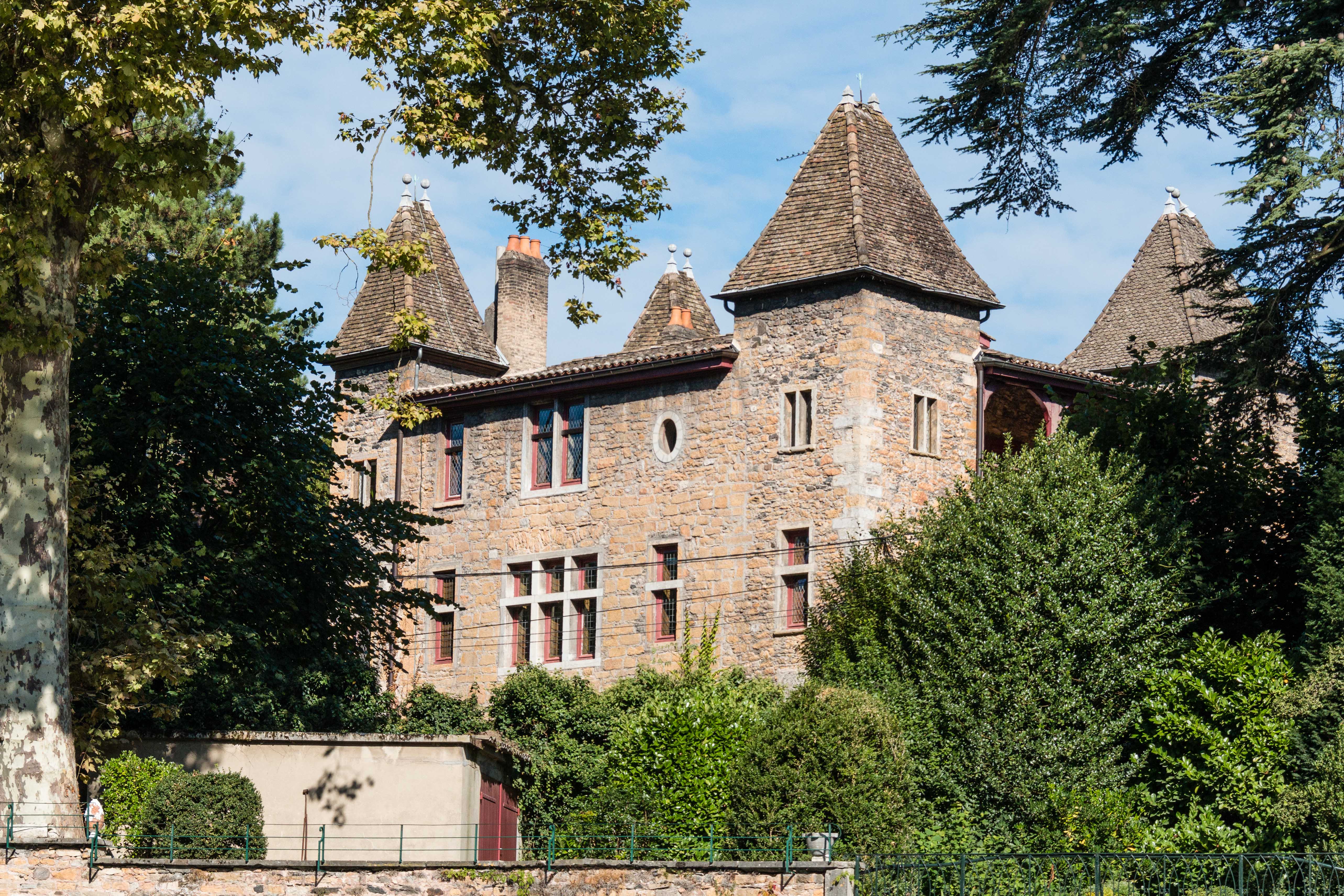 Le petit château de l'Ile Barbe à Lyon Le petit château de l'Ile Barbe à Lyon