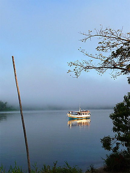 Barque sur le fleuve amazonia