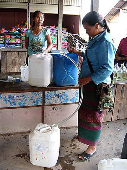 Vente de lao lao au marché de Muang Sing