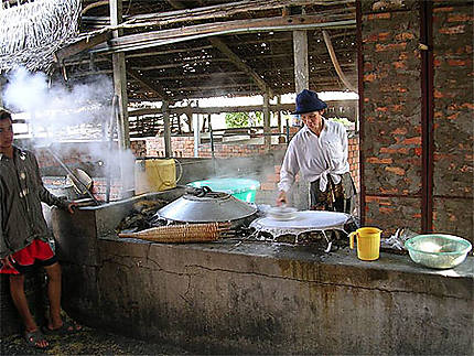 Fabrication artisanale des galettes de riz à cantho
