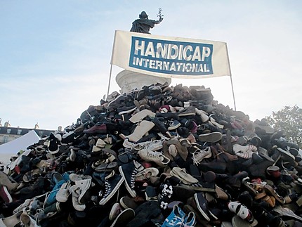 Pyramide de chaussures Handicap International