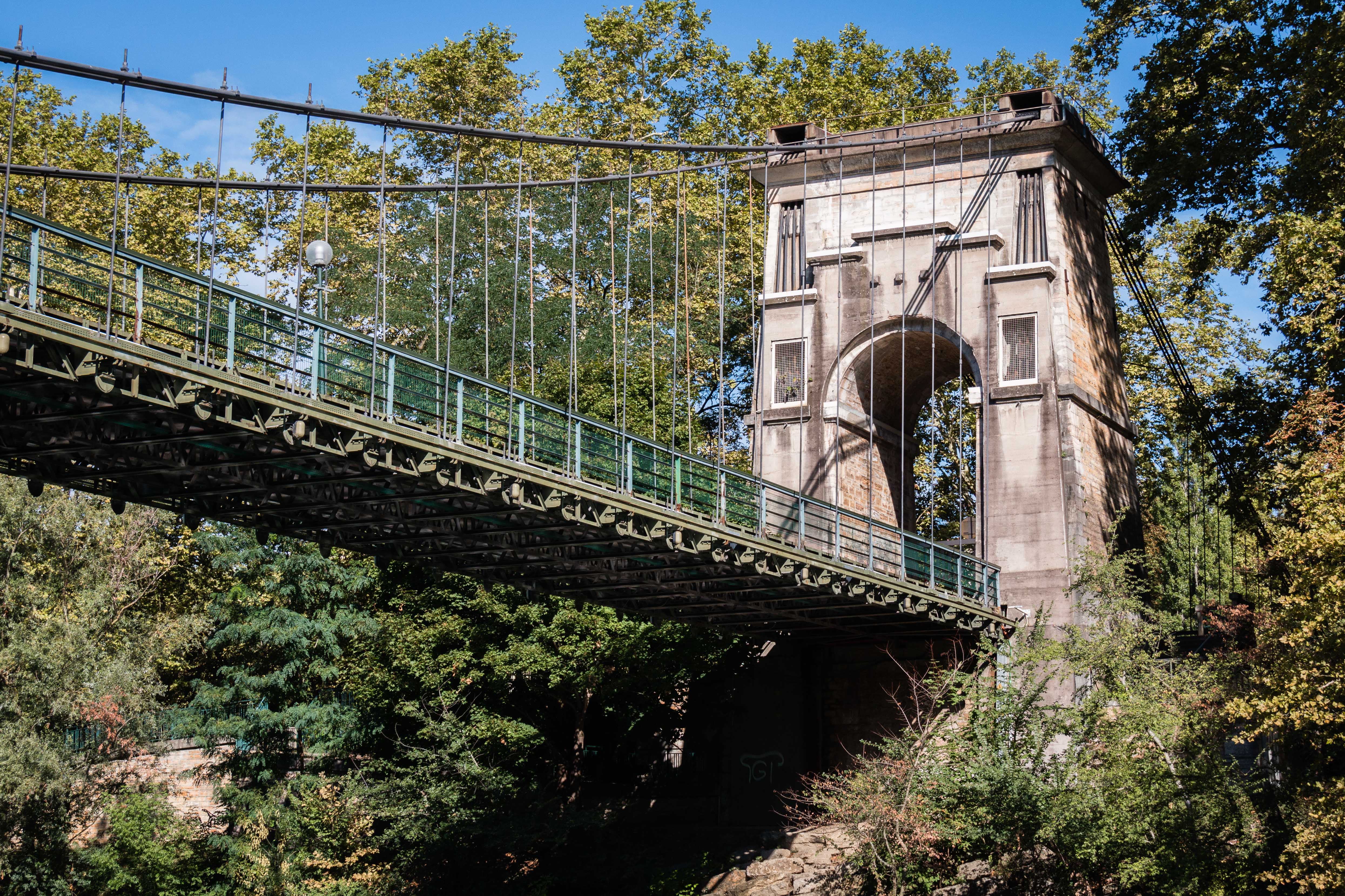 Le petit pont de l'Ile Barbe à Lyon Le petit pont de l'Ile Barbe à Lyon