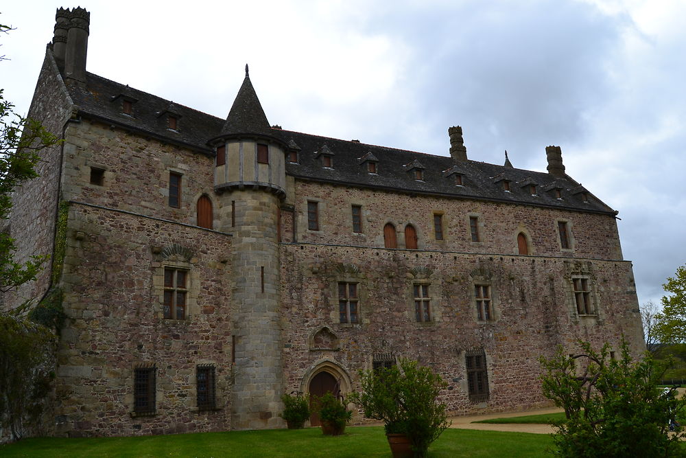 Avant du Château la Roche Jagu