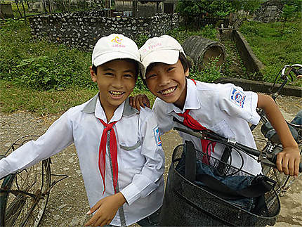 Enfants souriants revenant de l'école