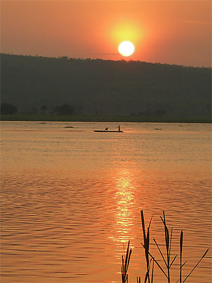 Levé de soleil sur le fleuve congo