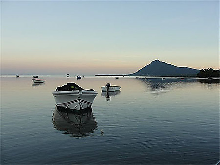 Lever du soleil sur la baie de Tamarin