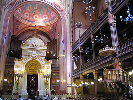 Dans la synagogue