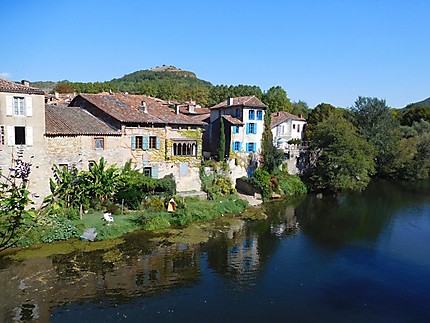 Maisons au bord de l'Aveyron