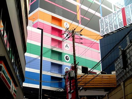 Immeubles de commerces colorés