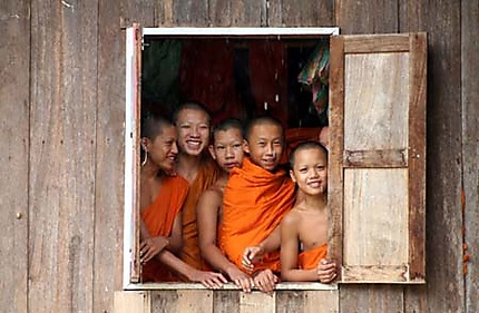 Jeunes moines à leur fenêtre