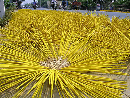 Séchage d'encens en bordure de route vers Chaudoc Séchage d'encens en bordure de route vers Chaudoc