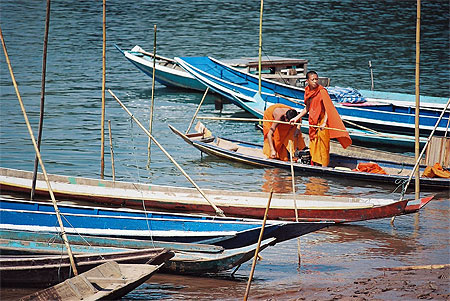 Moines traversant le Mekong Moines traversant le Mekong