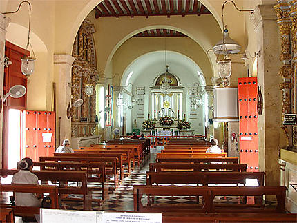 Intérieur de la petite église du vieux Campêche