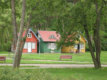 Maisons en bois aux couleurs vives