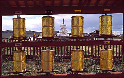 moulins à prières au monastère d'Erdenne Zhou