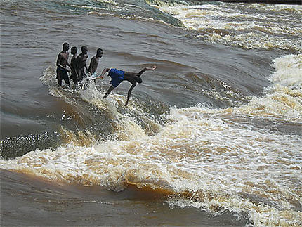 Acrobaties dans les rapides du fleuve Congo