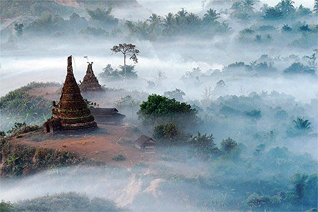 Temples dans la brume