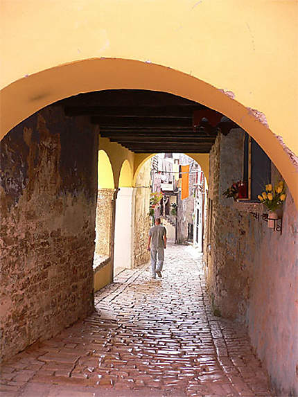 Passage voûté dans la vieille ville de Rovinj