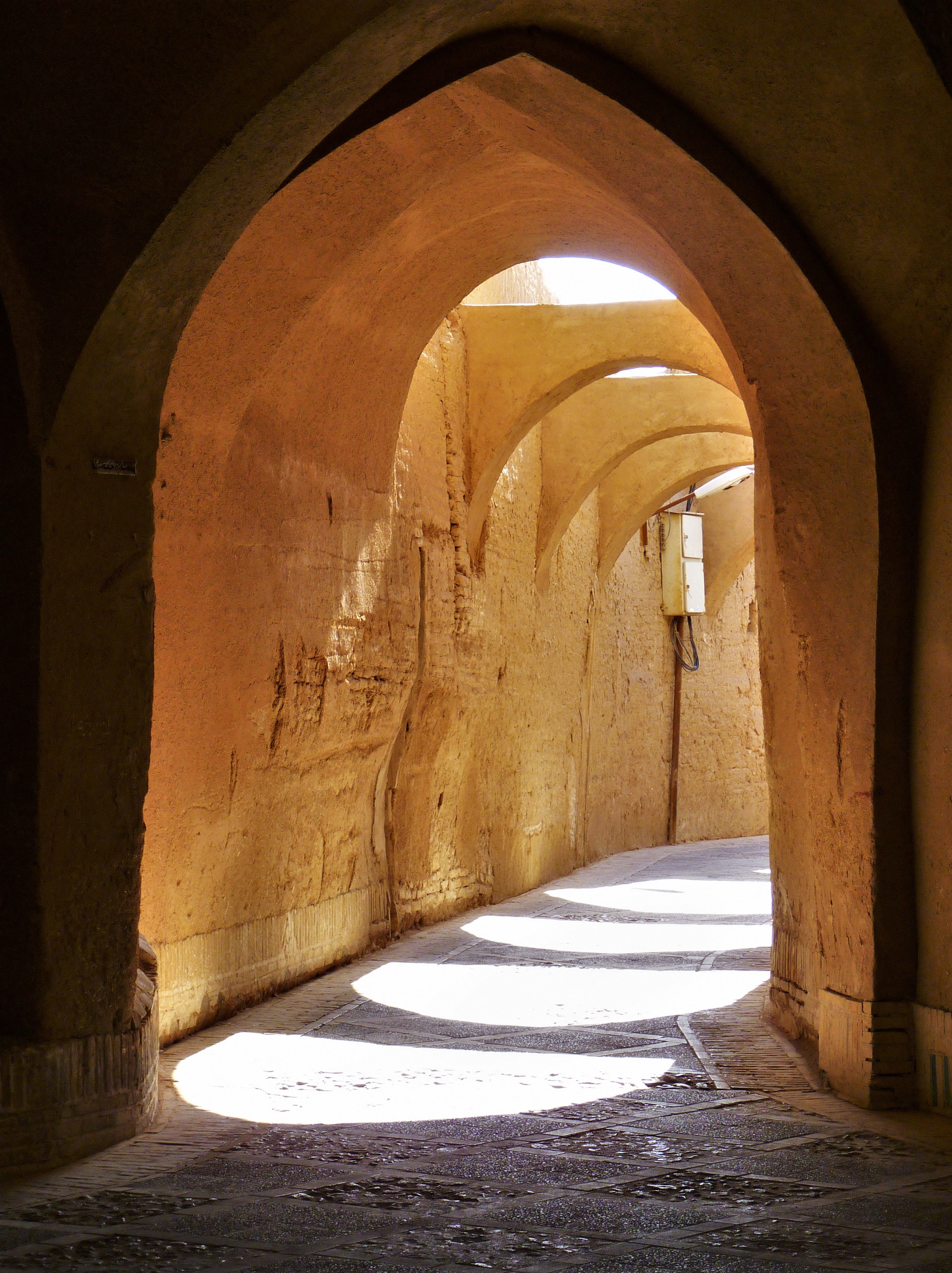 Une étroite ruelle de Yazd en Iran Une étroite ruelle de Yazd en Iran