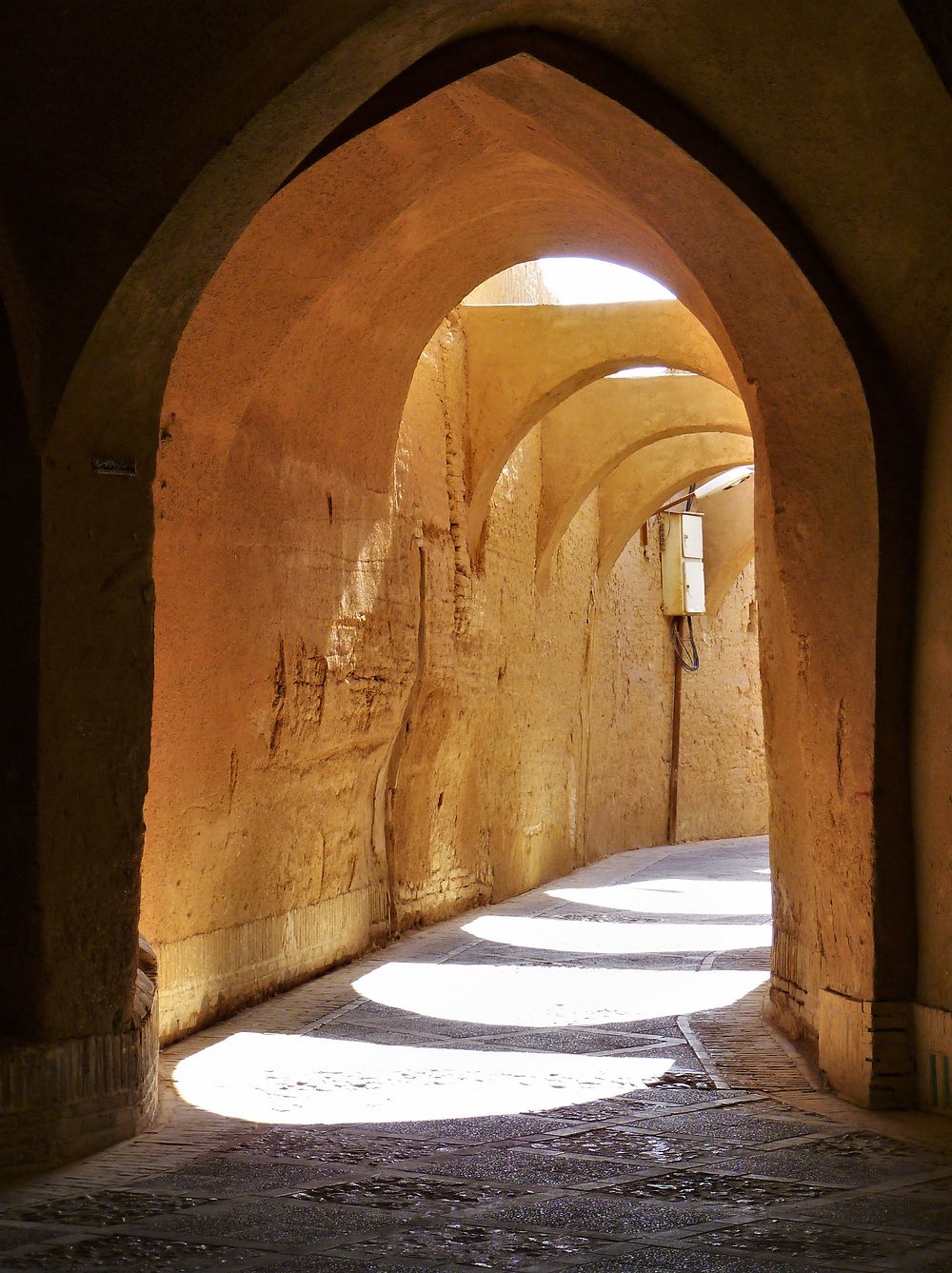 Une étroite ruelle de Yazd en Iran