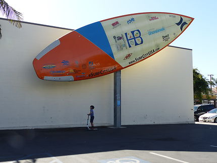 La plus grande planche de surf du monde