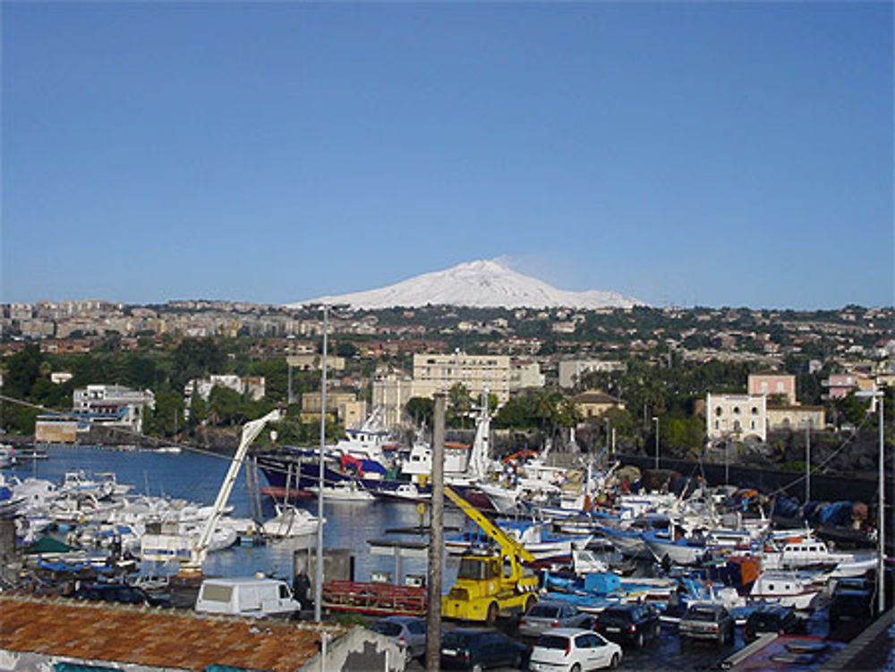 L'Etna vu depuis le port d'Ognina