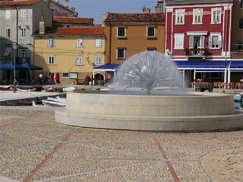 Fontaine moderne dans le petit port de Cres