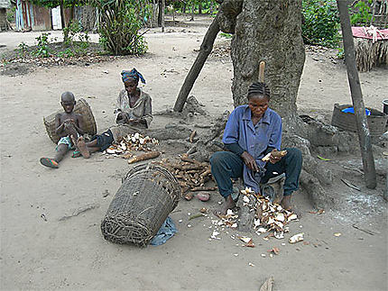 Epluchage du manioc