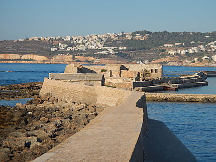 Promenade sur les fortifications du port